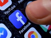 Die Zahl der monatlich aktiven Facebook-Nutzer nahm im letzten Quartal um acht Prozent auf 2,45 Milliarden zu. (Bild: KEYSTONE/EPA/SASCHA STEINBACH)