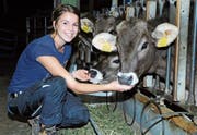 Im Stall fühlt sich Gabriela Riegg aus Gais, Anwärterin für den Titel der Braunviehkönigin, sichtlich wohl. (Bild: Astrid Zysset)