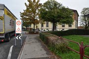 Lastwagen nutzen den Schulweg als Umfahrungsstrasse. (Bild: Eva Wenaweser)