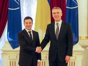 Ab nächstem Montag soll es nach den Worten von Präsident Wolodymyr Selenskyj (l) zu einem weiteren Truppenabzug in der Ostukraine kommen. Bei dem Empfang von Nato-Generalsekretär Stoltenberg (r) in Kiew bekräftigte Selenskyj, dass die Ukraine eine Mitgliedschaft in der Nato anstrebe. (Bild: KEYSTONE/EPA/STEPAN FRANKO)