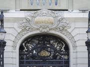 Die Schweizerische Nationalbank hat in den ersten neun Monaten vor allem von hohen Gewinnen auf ihren Fremdwährungspositionen profitiert. (Bild: KEYSTONE/PETER KLAUNZER)