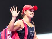 Ashleigh Barty grüsst bei den WTA Finals als Gruppensiegerin (Bild: KEYSTONE/EPA/ALEX PLAVEVSKI)