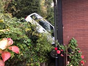 Erst das Wohnhaus konnte den Wagen stoppen. (Bild: Luzerner Polizei, Weggis, 31. Oktober 2019)