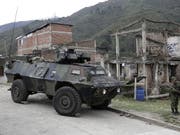 Kolumbianische Soldaten bewachen eine Strasse in Toribio im Westen des Landes. (Bild: KEYSTONE/EPA EFE/ERNESTO GUZMAN JR)