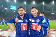Die Mittelfeldspieler Simon Grether (links) und Idriz Voca (mit Captainbinde) lassen sich nach dem 1:0-Sieg im Cup gegen GC von den FCL-Fans im Letzigrund feiern. (Bild: Martin Meienberger/Freshfocus, Zürich, 30. Oktober 2019)