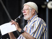 Chemie-Nobelpreisträger Jacques Dubochet sprach Ende September beim nationalen Klimastreik in Bern. In einem offenen Brief unterstützt der Forscher nun auch die Forderungen der «Extinction Rebellion». (Bild: KEYSTONE/ANTHONY ANEX)