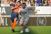 Philipp Muntwiler bedrängt im Spiel gegen Aarau den Ostschweizer Elsad Zverotic. (Bild: Andy Mueller/freshfocus)