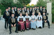 Seit 80 Jahren singt der Jodlerklub Heimelig Sins für ein treues Publikum. Der Verein zählt aktuell 17 Sänger und vier Sängerinnen. (Bild: PD)