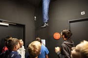 Zwei Beine baumeln von der Decke. (KEYSTONE/Alexandra Wey)