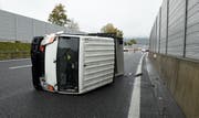 Der Lieferwagen kippte und blieb auf dem linken Streifen liegen. (Bild: Luzerner Polizei)