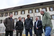 Trafen sich beim Spatenstich (von links): Othmar Filliger, Daniel Niederberger, Johne Eisenhut, Tis Prager und Dominik Flammer. (Bilder Matthias Piazza, Stans, 3. Mai 2019)