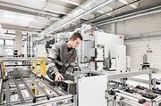 ABB-Techniker in der Fertigung: Der Konzern drängt ins Batterie-Geschäft. (Bild: ABB)