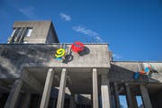 Das fast 50-jährige Kantigebäude in Wattwil soll mit einem Neubau ersetzt und dann verkauft werden. (Bild: Michel Canonica)