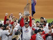 Juan Soto stemmt in Houston die Trophäe in die Höhe (Bild: KEYSTONE/EPA/LARRY W. SMITH)