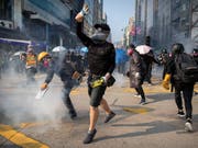 Die anhaltenden politischen Proteste in Hongkong belasten auch die Wirtschaft der Sonderverwaltungszone stark. (Bild: KEYSTONE/AP/MARK SCHIEFELBEIN)
