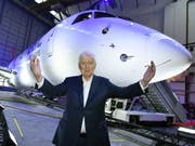 Die Auslieferung des ersten Flugzeugs des neuen Typs ist ein Meilenstein für seine Fluggesellschaft: Investor Martin Ebner ist an der Einweihung des Embraer-E190-E2-Jets der Helvetic Airways entsprechend guter Laune. (KEYSTONE/Walter Bieri) (Bild: KEYSTONE/WALTER BIERI)
