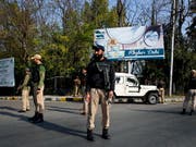 Indische Polizisten stehen an einer Strasse in Srinagar Wache, die zum Regierungsgebäude führt. Dort legte der neue Gouverneur von Jammu und Kaschmir den Amtseid ab. (Bild: KEYSTONE/EPA/FAROOQ KHAN)