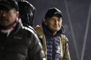 FCSG-Trainer Peter Zeidler verfolgte das Cup-Spiel zwischen dem FC Linth 04 und dem FC Sion am Mittwochabend vor Ort. Die Walliser treten am Samstag gegen den FC St.Gallen im Kybunpark an. (Bild: Gian Ehrenzeller/Keystone - 30. Oktober 2019)