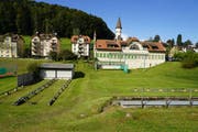 Links die 25-Meter-Anlage, rechts die 50-Meter-Schussdistanz: Hinter den Zielscheiben auf Höhe des Wellblechs sollen die Kugelfangkästen aufgestellt werden. (Bild: Sandro Büchler)