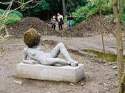 Die liegende Frau aus Beton mit den lebenden Bienen am Kopf. (Bild: PD)