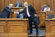 Er verabschiedet sich, aber er geht noch nicht: Bundespräsident Ueli Maurer und SVP-Ständerat Alex Kuprecht (links) während der Herbstsession in Bern. (KEYSTONE/Peter Klaunzer)