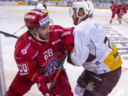 Rappis Stürrmer Jan Mosimann (links) gegen den Genfer Verteidiger Jens Olsson (Bild: KEYSTONE/PATRICK B. KRAEMER)