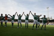 Grosser Jubel mit den Fans: Am 30. Juli 2006 schlägt der FC St.Gallen im Espenmoos den FC Basel mit 3:1. Francisco Aguirre erzielt alle drei St.Galler Treffer. (Bild: Trix Niederau)