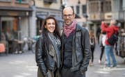 «Wir sind hier und gestalten die Schweiz mit, Punkt»: Tatiana Cardoso und Tarek Naguib in der St.Galler Fussgängerzone. (Bild: Michel Canonica)