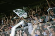 Auf den Rängen im Espenmoos gab's nach dem Sieg gegen Basel kein Halten mehr. (Bild: Trix Niederau, 30. Juli 2006)