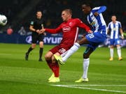 Düsseldorfs Torschütze Rouwen Hennings (links) gegen Herthas Dedryck Boyata (Bild: KEYSTONE/EPA/OMER MESSINGER)
