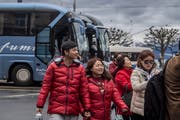 Touristen steigen am Schwanenplatz Luzern aus dem Car. (Bild: Nadia Schärli, 15. März 2019)