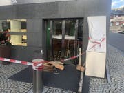 Uhren im Wert von über einer halben Million Franken hat eine unbekannte Täterschaft bei einem Einbruch in diese Bijouterie in Samnaun Dorf erbeutet. (Bild: Kantonspolizei Graubünden)