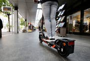Gegenwärtig sind 250 E-Scooter im Kanton Zug zugelassen. (Bild: Stefan Kaiser, Zug, 15. Juli 2019)