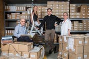 Die ganze Familie ist im Verlag engagiert (von links). Heinz Wirz, Tochter Antonia Chavez-Wirz, Sohn Linus Wirz und Anna Maria Kupper Wirz. (Bild: PD)