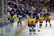 Dario Simion klatscht nach seinem Treffer zum 1:0 gegen Genève Servette seine Kollegen ab. (Bild: Patrick Straub/Freshfocus, Zug, 1. Oktober, 2019)