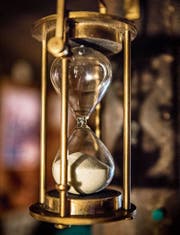 Wie in einer Sanduhr zerrinnt die Zeit des Wiler Parlaments. Anstatt Sand sammeln sich immer mehr unerledigte Geschäfte an. Bild: Andrea Stalder