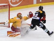 Berns Simon Moser bezwingt hier den Langnauer Goalie Ivars Punnenovs (Bild: KEYSTONE/ANTHONY ANEX)