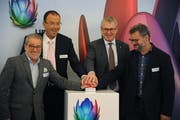 Von links: Markus Russi, Marco Quinter, Urban Camenzind und Georg Simmen lancieren per Knopfdruck gemeinsam das Highspeed-Internet im Urserntal. (Bild: Urs Hanhart, Andermatt, 4. Oktober 2019)