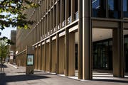 Blick auf das Krienser Stadthaus, dessen Innenausbau gemäss einer externen Untersuchung zu wenig präzis geplant wurde. (Bild: Manuela Jans-Koch, 3. Oktober 2019)