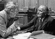 Helmut Hubacher, SP-Präsident von 1975 bis 1990, und Willi Ritschard, SP-Bundesrat von 1974 bis 1983. (Bild: Keystone/Arno Balzarini)