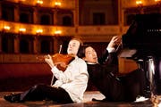 Der Geiger Aleksey Igudesman und Pianist Hyung-ki Joo und der kommen mit neuem Programm zurück ins KKL Luzern. (Bild: Julia Wesely)