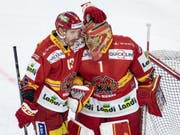 Der Dank von Anssi Salmela und dem EHC Biel geht an Matchwinner Jonas Hiller (Bild: KEYSTONE/PETER SCHNEIDER)