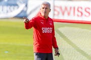 Hier gehts lang! Vladmir Petkovic 07.09.2019; Montreux; Fussball Nationalmannschaft EM Qualifikation - Training Schweiz; Trainer Vadimir Petkovic (SUI) (Pascal Muller/freshfocus)