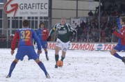 Delgado, Zanni und Co. konnten nur zuschauen: Eric Hassli schoss den FCSG im schneebedeckten Espenmoos zum Sieg. (Bild: Hanspeter Schiess, 20. Februar 2005)