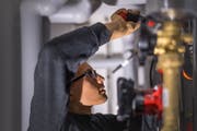 Einer der Wenigen: Ein Goldacher hat sich für eine Lehre als Sanitärinstallateur entschieden. Und ist begeistert ob der Vielseitigkeit des Berufs. (Bild: Michel Canonica)