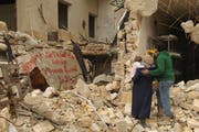 Die syrische Dokumentarfilmerin Waad Al-Khateab zeigt in ihrer Dokumentation "For Sama" die Kriegsrealität in ihrer Heimatstadt Aleppo, mit Bombardierungen und inmitten von Ruinen. Bild: PD