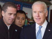 Joe (r.) und Hunter Biden stehen im Mittelpunkt der Affäre um ein Telefonat von US-Präsident Donald Trump. Darin hatte dieser den ukrainischen Präsidenten Wolodymyr Selenskyj zu Ermittlungen ermuntert, die seinem möglichen demokratischen Herausforderer Joe Biden im Wahlkampf schaden könnten. (Bild: KEYSTONE/EPA AP POOL/ANDY WONG / POOL)