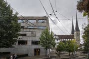 Die Hofkirche (rechts) mit dem Gebäude der Kaufmännischen Schule. (Bild: Nadia Schärli, Luzern, 25. September 2019)