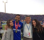 Patricio Mardones als Vorstandsmitglied von Universidad de Chile mit seinen beiden Töchtern. (Bild: PD)