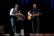 Harfe spielen ist zu langweilig: Ralph Weibel (am Örgeli) und Christian Weiss sind auf der Bühne «Im Fluss». (Bild: PD)